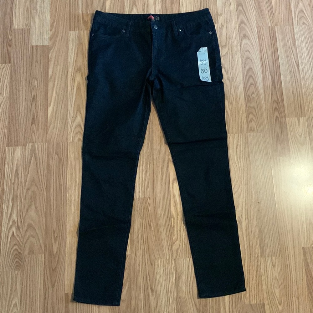 NWT forever 21 dark wash skinny jeans. Size 30